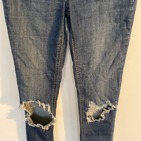 Free People Busted Knee Distressed Skinny Ankle Jeans Size29 Long - Picture 3 of 5